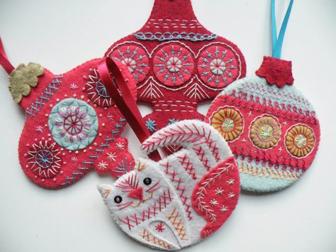 This tutorial gives you simple step by step instructions for making this beautiful set of Christmas baubles, perfect for festive decoration Embroidery Christmas Gifts, Baby Mobil, Embroidery Download, Felt Christmas Decorations, Embroidery Christmas, Felt Embroidery, Navidad Diy, Ornament Tutorial, Felt Decorations