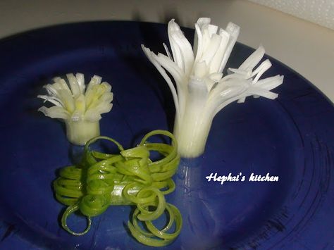 White Lily flower garnish with green onions Bacon Bouquet, Flower Garnish, Garnish Ideas, Onion Flower, Food Garnish, White Lily Flower, Kitchen Green, Vegetable Carving, Veggie Tray