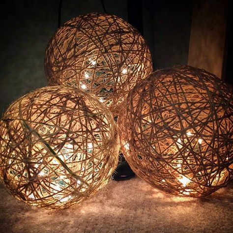 TWINE SPHERES - DIY ... as you can see through them, i would definitely use lights with white cords or sand-colored cords ... muchocrafts Twine Balls, Classy Christmas Decor, Twine Diy, Twine Crafts, Diy Christmas Lights, Classy Christmas, Navidad Diy, Yarn Ball, Ball Lights