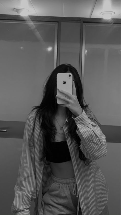 Mirror Pic Insta Story, Summer Black And White, Bed Selfie, Creative Fashion Photography, Letters Design, Selfie Mirror, Fashion Drawing Dresses, White Mirror, Mirror Pic