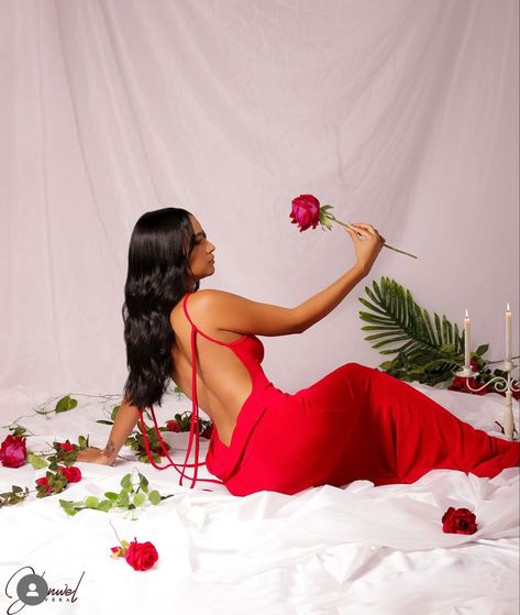 Birthday Studio Shoot, Dark Feminine Photoshoot, Birthday Ideas 23, 20th Birthday Photoshoot Ideas, Captions Photography, Roses Photoshoot, Vday Photoshoot, Photo Sessions Ideas, 20th Birthday Photoshoot