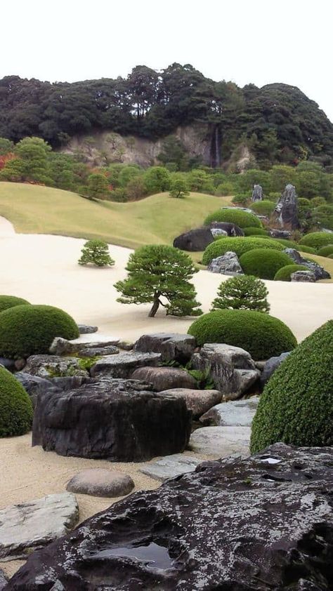 33 Calm and Peaceful Zen Garden Designs to Embrace | Homesthetics - Inspiring ideas for your home. Jardin Zen Miniature, Adachi Museum Of Art, Adachi Museum, Beautiful Japanese Gardens, Japanese Style Garden, Taman Air, Zen Garden Design, Japanese Zen Garden, Shimane