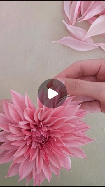 Paper Dahlia Flowers Diy, Flower Paper Tutorial, Paper Botanicals, Paper Dahlia, Wafer Paper Flowers, Fleurs Diy, Flower Decorations Diy, Paper Flower Decor, Coloring Tips