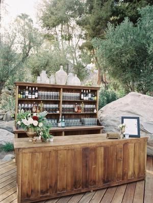 What's Black, White, and Modern Chic? This Palm Springs Wedding. Wedding Bar Ideas, Bar En Palette, Wedding Cocktail Bar, Rustic Bar, Cocktails Bar, Palm Springs Wedding, Outdoor Wedding Decorations, Wedding Cocktails, Outdoor Wood