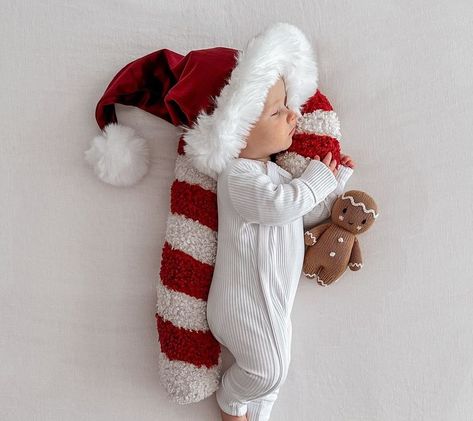 2 Month Old Baby Christmas Pictures, Babies 1st Christmas, 1 Month Christmas Pictures, Newborn First Christmas Pictures, 1st Christmas Baby Pictures, Starbucks Cookie Baby Photo, Baby Candy Cane Picture, Coco Bath Photoshoot Baby, 1st Christmas Photoshoot