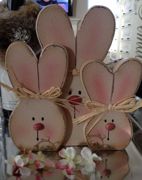 20 Super Easy DIY Wooden Decorations To Beautify Your Home This Easter Diy Osterschmuck, Easter Wood Crafts, Spring Easter Crafts, Easter Projects, Easter Crafts Diy, Bunny Crafts, Easter Time, Hoppy Easter, Easter Holidays