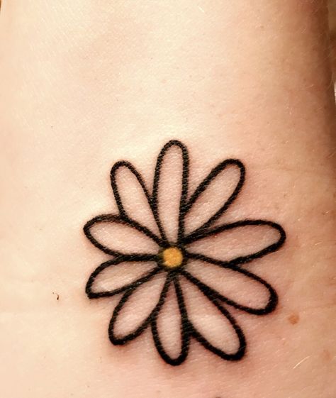 Simple Tattoos Daisy, Daisy Doodle Tattoo, Daisy Finger Tattoo Simple, Daisy Finger Tattoo, Simplistic Daisy Tattoo, Small Daisy Tattoo Simple, Simple Daisy Tattoo, Simply Daisy Tattoo, Daisy Chain Tattoo