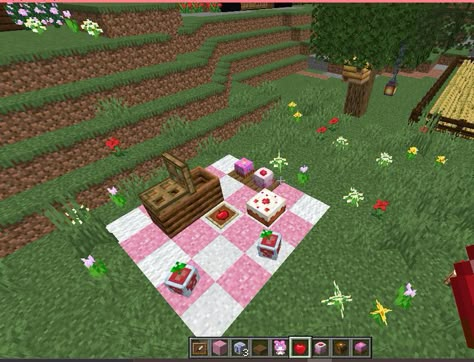 Picnic In Minecraft, Minecraft Building Ideas Picnic, Flower Cart In Minecraft, Cute Minecraft Date Builds, Cute Minecraft Builds Couples, Pink Things To Build In Minecraft, Picnic Basket Minecraft, Cute Minecraft Couple Ideas, Farm Decor Minecraft