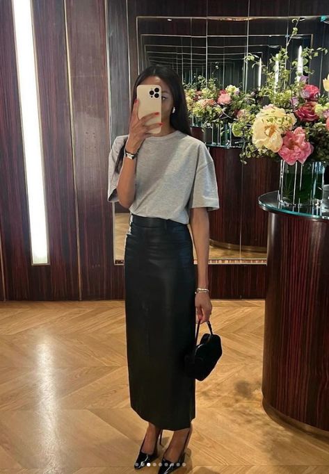 Trendy Corporate Outfits, Outfits With Jeans Casual, Couples Date Night Outfits, Chic Cocktail Attire, Date Outfit Ideas Casual, Minimal Girl, Casual Long Skirt, Long Skirt Outfit, 2024 Wardrobe