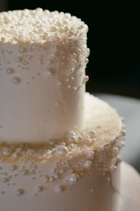 white wedding cake covered in pearls Pearl Cake Topper, Pearl Cake Wedding, Wedding Cake Trends For 2024, Wedding Cake All White, Pearl Cake Design, White Cake Wedding, All White Cake, Pearl Wedding Cake, Elegant Wedding Cake Toppers