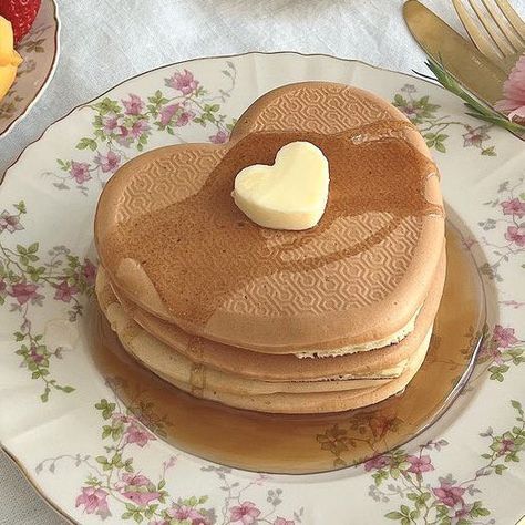 Heart Shaped Pancakes, Kawaii Cooking, Cute Baking, Think Food, Kawaii Food, Cute Desserts, Sweets Desserts, Food Obsession, Cafe Food