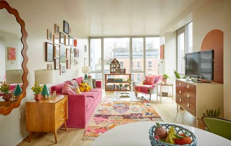 Colorful Nyc Apartment, Cozy Nyc Apartment, Colorful Studio Apartment, Brass Dining Table, Room Couches, Colorful Apartment, Bright Apartment, Decorating Advice, Bedroom Quilts