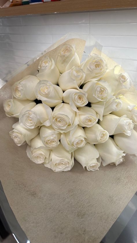 Luxury Bouquet, White Rose Bouquet, Boquette Flowers, Flower Therapy, Beautiful Flower Arrangements, Beautiful Bouquet, Rose Bouquet, White Roses, Pretty Flowers