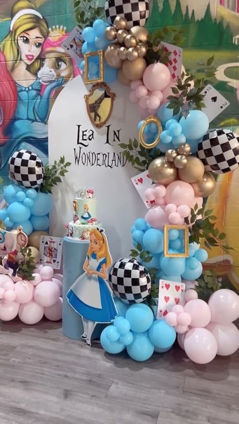 Echa un vistazo a este video Alice In Wonderland Backdrop  de Mylilicreations Alice In Wonderland Balloons, Onederland Birthday Party Girl, Alice In The Wonderland Party, Alice In Wonderland Backdrop, Baby Shower Alice In Wonderland, Alice In Wonderland Party Decorations, Alice In Wonderland Theme Party, Comic Christmas, Wonderland Theme Party