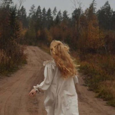 esthétique on Twitter: "winter at hogwarts… " Gloomy Day, Princess Aesthetic, Cottagecore Aesthetic, Deathly Hallows, Anne Of Green Gables, Autumn Colors, Green Gables, In The Woods, Character Inspiration