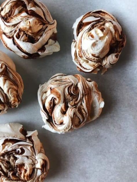 Meringue Cookie Recipe, Almond Pastry, Meringue Desserts, Chocolate Meringue, Meringue Recipe, Chocolate And Caramel, Easy Dessert Recipes, Chocolate Swirl, Caramel Cookies