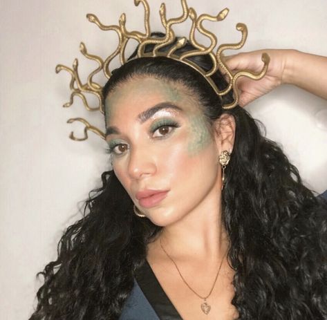 Medusa Make Up Easy, Makeup Tutorial Products, Medusa Makeup, Halloween Fantasia, Diy Halloween Makeup, Pretty Eyeshadow, Halloween Makeup Diy, Inspo Makeup, Greek Goddess Costume