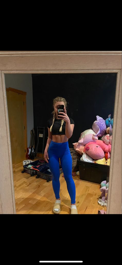 Workout outfit with blue lululemon swift speed leggings. Aerie black cropped short sleeve top and Steve Madden slides Bright Blue Leggings Outfit, Blue Leggings Outfit, Steve Madden Slides, Leggings Outfit Summer, Aerie Leggings, Gym Fits, Workout Fits, Leggings Outfit, Blue Leggings