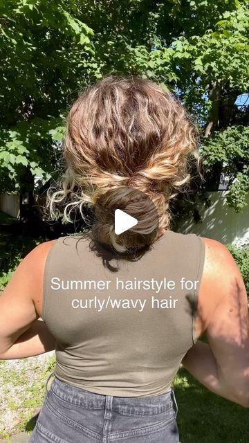 Wedding Curly Bun Hairstyles, Updo For Curly Hair Easy, Diy Updo For Curly Hair, How To Do A Ponytail With Curly Hair, Hair Buns For Curly Hair, Elegant Low Bun Curly Hair, Curly Updos For Medium Hair Tutorial, Curly Hair Low Updo, Curly Hair Updo Easy Natural Curls Claw Clip