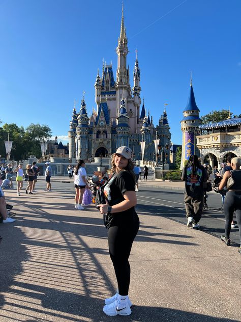 Disney Outfits Aesthetic, Aesthetic Castle, Magic Kingdom Outfit, Vaca Outfits, Look Disney, Midsize Outfits, Disney World Outfits, What A Beautiful Day, Disney Bound Outfits