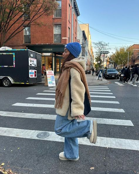 Amaka Hamelijnck, Womens Winter Fashion, Teddy Coat Outfit, Platform Uggs, Neutral Scarf, Winter Street Style, Winter Coat Outfits, Germany Style, Nyc Street Style