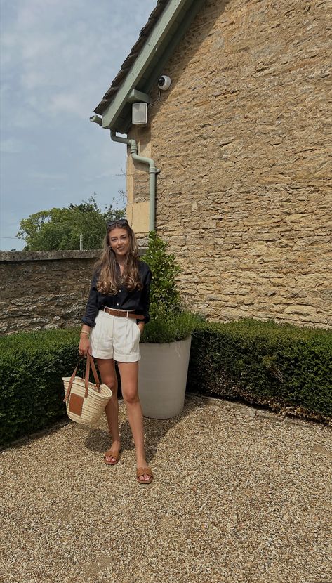 Cotswold Outfit, Old Money Camping Outfits, Cotswolds Outfit Summer, Old Money Vacation Aesthetic, Old Money Countryside Outfit, Cotswolds Fashion, Old Rich Aesthetic Outfits, Old Money Travel Outfit, Switzerland Outfit Summer