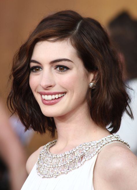 Anne Hathaway Long Bob Haircut Fashion Haircut, Short Wavy Haircuts, Long Bobs, Oval Face Hairstyles, Wavy Haircuts, Short Hairstyles For Thick Hair, Short Wavy Hair, Long Bob Hairstyles, Bob Hair