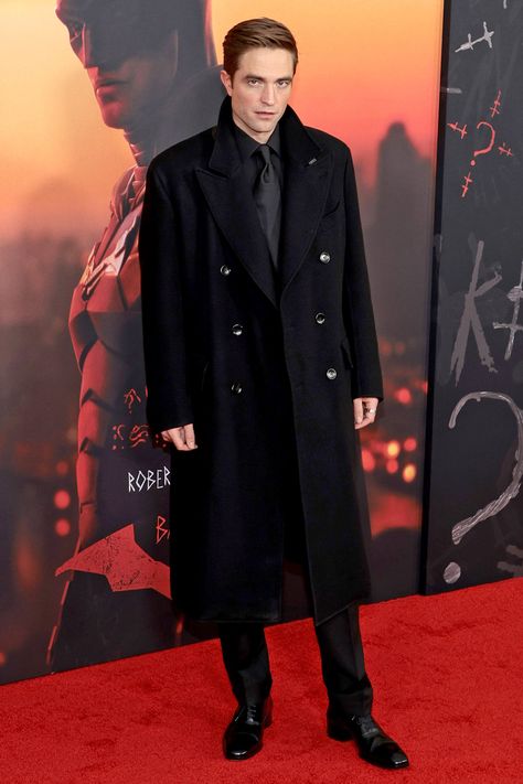 <em>The Batman </em>stars trade capes for coats at red carpet premiere: See all the photos Robert Pattinson Batman Premiere, Red Carpet Male Fashion, Robert Pattinson Red Carpet, Mens Red Carpet Looks, Mens Red Carpet, Robert Pattinson Style, Robert Pattinson Batman, Young Professional Fashion, Pattinson Batman