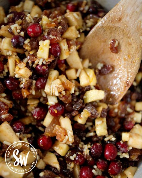 Making your own cranberry mincemeat for mince pies at Christmas is so easy. This luxury mincemeat recipe mixes together beautiful flavours of fresh apple, dried fruit, brandy, nuts, and fresh cranberries (dried cranberries work too). Based on a traditional mincemeat recipe this recipe works not only for mince pies but makes a great Christmas gift too. Plus as a bonus mincemeat can last for years when placed in sterilised jars and kept somewhere cool and dark. Mincemeat Recipes Desserts, Mincemeat Scones, Mincemeat Cookie Recipe, Mincemeat Cake Recipe, Mincemeat Cake, Homemade Mincemeat, Mincemeat Recipe, Vegan Mince Pies, Cranberries Dried