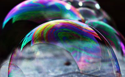 Find out which materials can catch a bubble without popping it in this fun science project. Homemade Bubble Solution, Highly Sensitive Child, Homemade Bubbles, Fair Projects, Materials Science, Bubble Wands, Science Fair Projects, Pose Yoga, Soap Bubbles