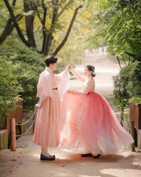 Korean Hanbok Princesses, Asian Gowns, Hanbok Wedding, Korean Bride, Wedding Korea, South Korea Photography, Bad Room, Traditional Asian Dress, Korean Traditional Clothing