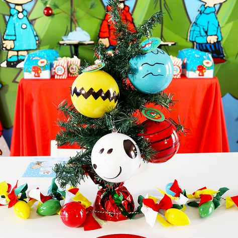 DIY Peanuts Christmas Ornament Party Favors - 1639e93e-a2c4-42d3-80ab-4d63cc136cef Charlie Brown Christmas Decorations, Snoopy Christmas Decorations, Peanuts Christmas Tree, Christmas Party Inspiration, Snoopy Christmas Tree, Peanuts Gang Christmas, Diy Christmas Party, Charlie Brown Christmas Tree, Ornament Party