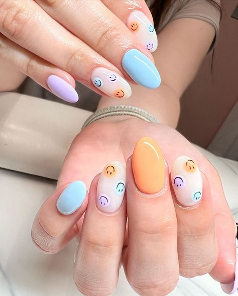 Happy Face Nail Designs, Smily Nails Designs, Smile Nails Acrylic, Kindergarten Teacher Nails, Elementary Teacher Nails, Sunny Nails Design, Cute Character Nails, Cute Smiley Face Nails, Back To School Nails For Teachers