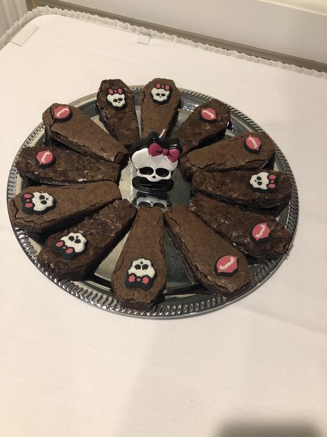 Birthday Cake Monster High, Draculaura Sweet 1600 Party, Monster High Food Ideas, Monster High Snacks, Draculaura Birthday, Monster High Food, Monster High Party Ideas, Monster High Decorations, Monster High Birthday Party Ideas