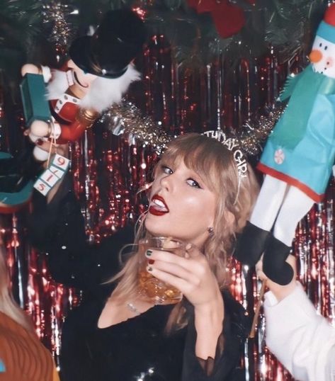 Taylor Swift Spotify on Twitter: ".@taylorswift13’s “Christmas Tree Farm” has reached a new peak of streams this year on Spotify Global Charts.… " Taylor Swift Fotos, Taylor Swift Christmas, Taylor Swift Birthday, Estilo Taylor Swift, All About Taylor Swift, Red Taylor, Taylor Swift Wallpaper, Tree Farm, Long Live Taylor Swift