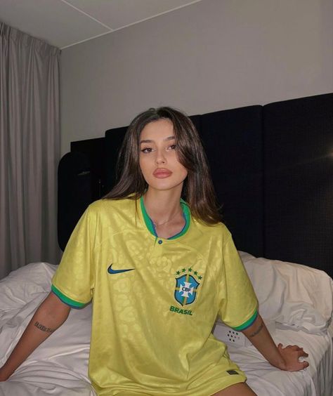 Brazilian Shirt, Brazil Clothing, Brazil Shirt, Football Wags, Football Jersey Outfit, Ny Outfits, Mode Zara, Football Fashion, Football Tops