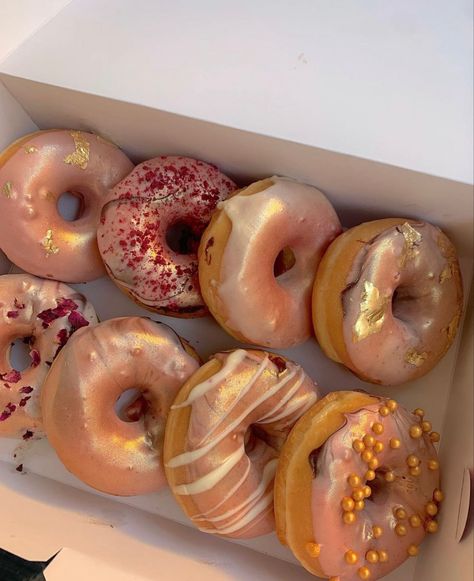 Donas Aesthetic, Donuts Aesthetic, Fruit Chip, Sweet Treats Desserts, Cinnamon Toast Crunch, Desi Food, Delicious Donuts, Mini Donuts, Delicious Snacks Recipes