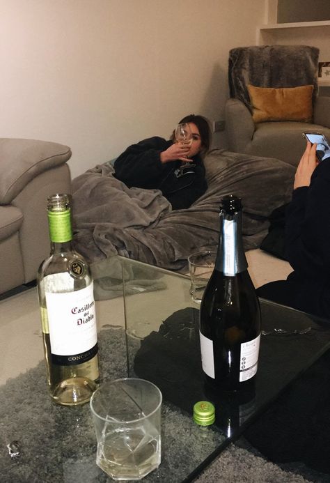 Fake Picture Drinking Alcohol, Fake Photos Drinking Alcohol, Drinking Alcohol With Friends Aesthetic, Teenage Alcohol Aesthetic, Foto Best Friend, Alcohol Party, Cute Black Wallpaper, Alcohol Aesthetic, Snap Friends