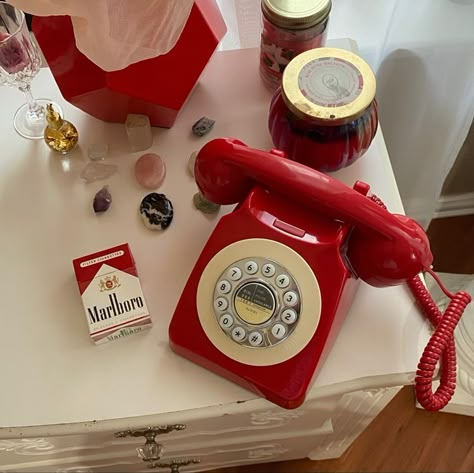 Lovecore Red Aesthetic, Vintage Phones Aesthetic, Red Room Aesthetic Vintage, Coquette Room Aesthetic Red, Red Vintage Icons, Room Ideas Red Aesthetic, Red Heart Room, Red Coquette Icons, Red Things Aesthetic