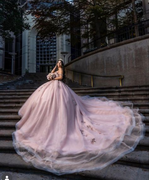 Quinceañera Aesthetic, Elegant Pink Tulle Quinceanera Dress, 15 Birthday Photoshoot Ideas, Quince Poses, Quinceanera Photoshoot Poses, Pink Flower Quince Dress, Quinceanera Photoshoot Ideas, Sweet 16 Photoshoot Ideas Outdoors, Castle Quince Pictures