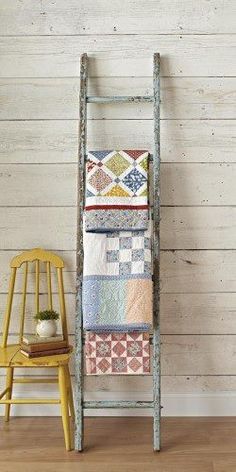 Love this Vintage ladder quilt rack -----How to Decorate with Vintage Ladders {20 Ways to Inspire} Repurposed Ladders, Wood Blanket Ladder, Shelf Ladder, Quilt Ladder, Industrial Chic Decor, Old Ladder, Vintage Ladder, Quilt Display, Room Shelf