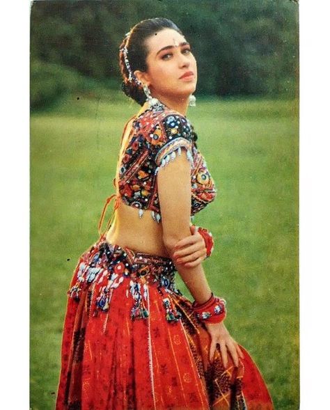 1 Likes, 1 Comments - muvyz.com (@muvyz) on Instagram: “#karismakapoor #90s #postcard #Bollywoodflashback #muvyz092417 @therealkarismakapoor #muvyz…” Karishma Kapoor 90s, Bollywood 90s, Raja Hindustani, Bollywood Vintage, Kapoor Sisters, 90s Bollywood Actress, Sonali Bendre, Karishma Kapoor, Lehenga Dress