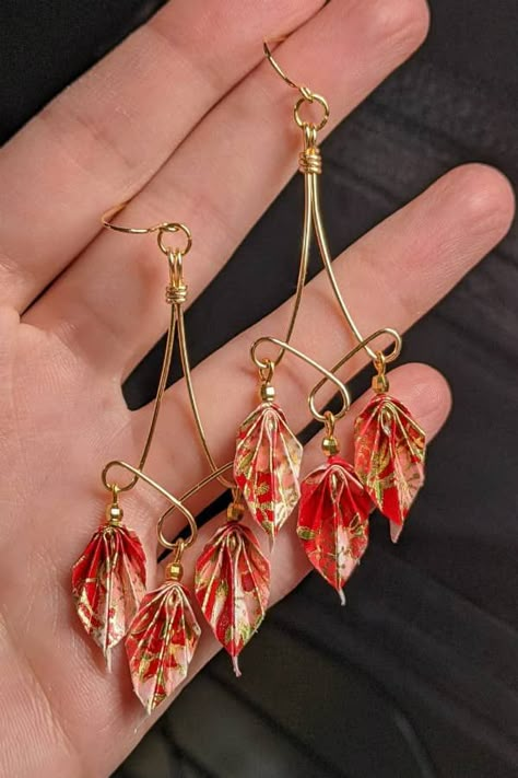 Origami Paper Jewelry, Chiyogami Paper Crafts, Diy Paper Earrings, Origami Chandelier, Paper Jewelry Diy, Origami Jewellery, Origami Earrings, Paper Jewellery, Chiyogami Paper