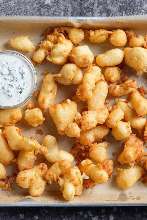 Cheese Curd Dipping Sauce, Fried Cheese Curds Dipping Sauce, Breaded Cheese Curds, Fried Cheese Curds Air Fryer, Beer Batter Cheese Curds, Cheese Curds Recipe, Gf Appetizers, Homemade Buttermilk Ranch, Carnival Eats