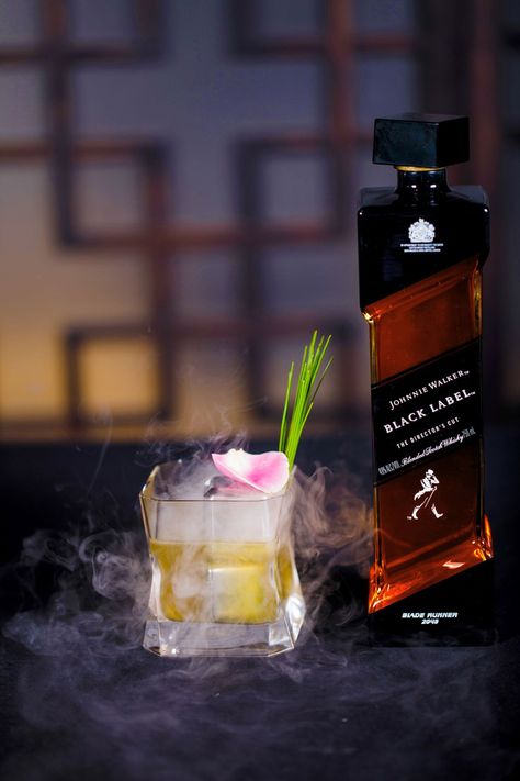 Johnnie Walker scotch cocktail - pencillin cocktail recipe Johnnie Walker Black, Whisky Cocktails, Alcoholic Drink, Blade Runner 2049, Vodka Drinks, Whiskey Cocktails, Johnnie Walker, Drinks Alcohol Recipes, Daiquiri