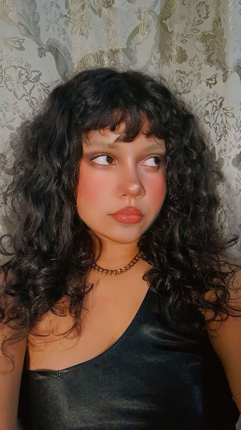 Simple bleached brows makeup Bleached Brows Dark Hair, Bleached Eyebrows Dark Hair, Baby Bangs Curly Hair, Bleach Eyebrows Dark Hair, Bleached Brows Makeup, Alex Haircut, Bleach Brows, Dark Hair Bangs, Light Brown Eyebrows