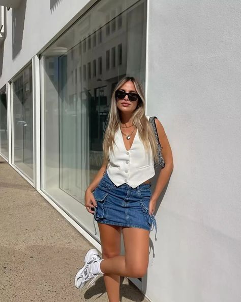 Summer Styles 2024 Women, Oath Taking Outfit Women, How To Style Vest Top, Salon Outfit Ideas Stylists Summer, Summer Cropped Denim Vest, Comfy Bar Outfit, Vest Outfits For Women Summer, Summer 2024 Outfits Trends, Summer Fashion 2024