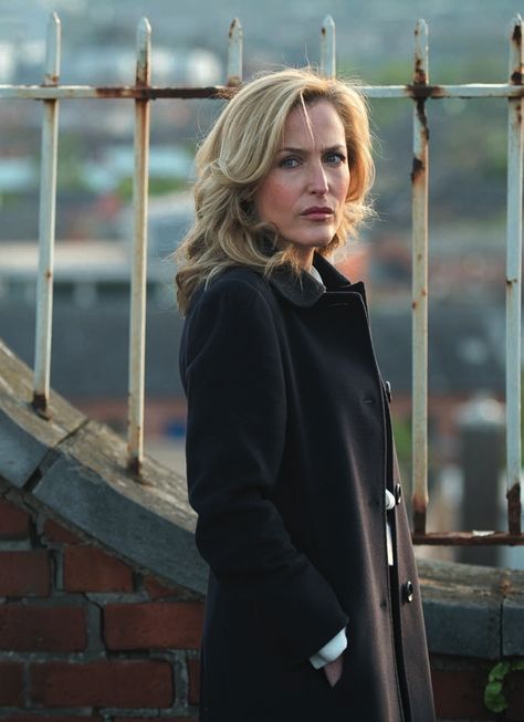 The Fall - 2013. "A woman, I forget who, once asked a male friend why men felt threatened by women. He replied that they were afraid that women might laugh at them. When she asked a group of women why women felt threatened by men. they said, We're afraid they might kill us." The Fall Stella Gibson, The Fall Gillian Anderson, Gillian Anderson Hair, Gillian Anderson The Fall, Fallen Tv Series, Fall Tv Shows, Stella Gibson, Mara Jade, Sir Anthony Hopkins