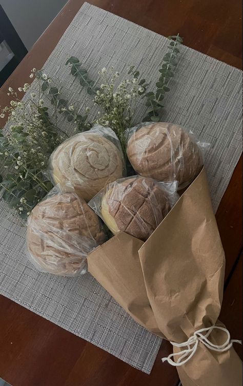 Desert Gift Box Ideas, Conchas Aesthetic, Concha Bouquet, Dessert Bouquet, Aesthetic Dessert, Food Bouquet, Valentine Gift Baskets, Recipe Aesthetic, Mexican Gifts