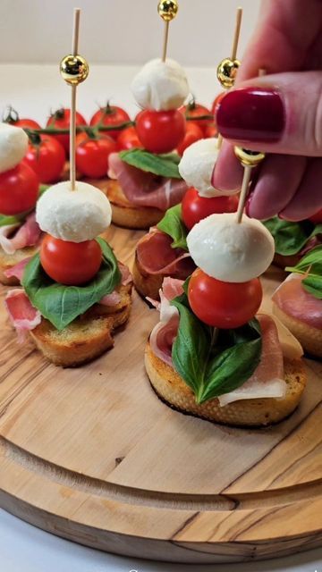 Caprese Sandwich Appetizer, Caprese Toast Appetizers, Mini Mozzarella Ball Recipes, Canape Sandwiches, Baguette Appetizer Ideas, Mini Toast Appetizers, Mini Sandwich Appetizers, Tomato Mozzarella Appetizer, Mini Sandwiches For Parties